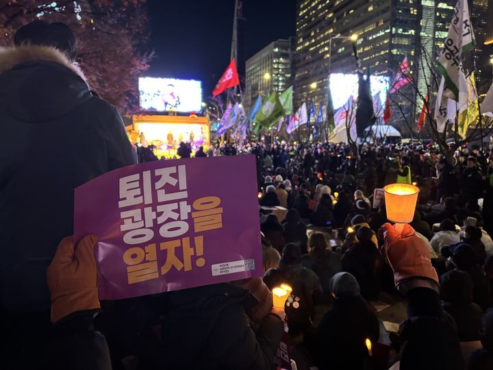 韩国民众举行大规模集会 要求尹锡悦下台